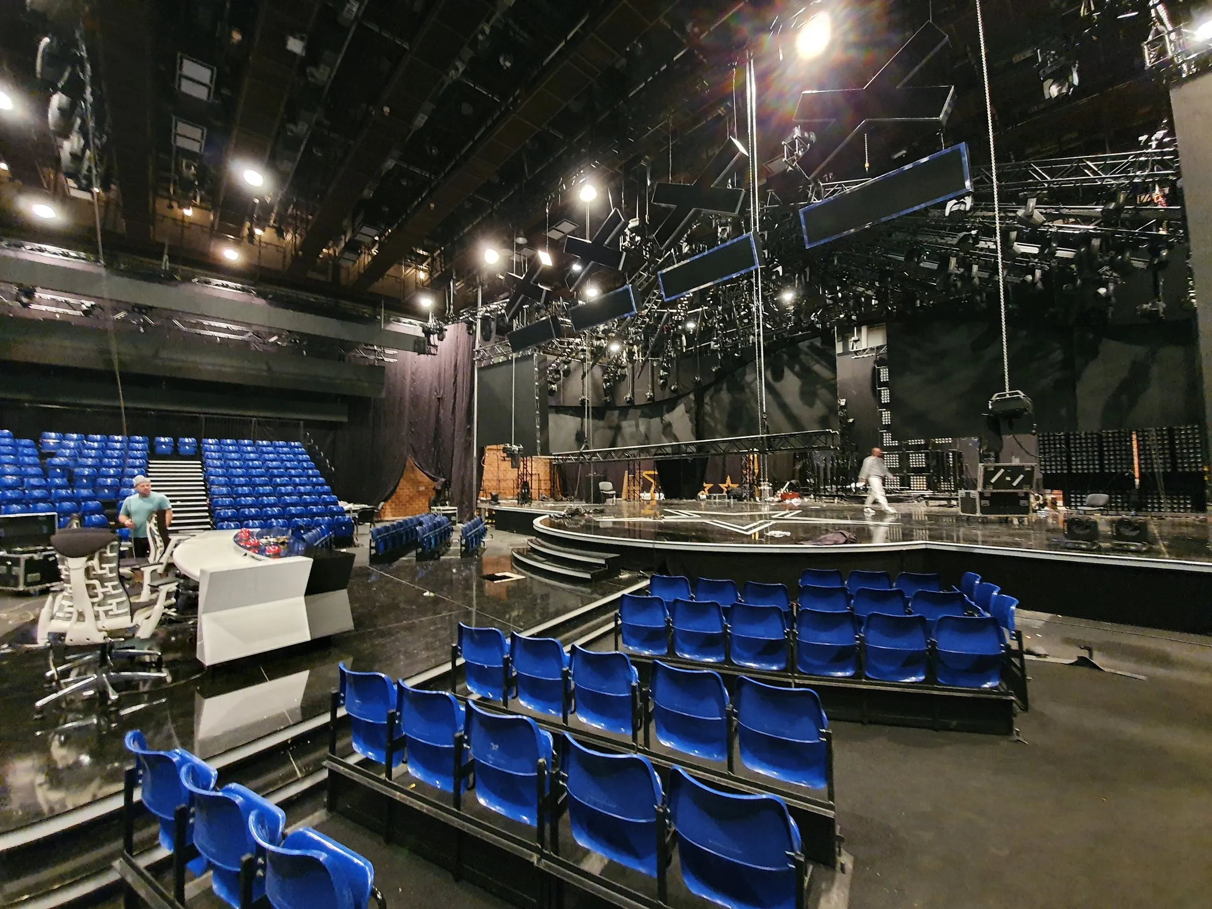 Tribúna Arenaseats oproti televíznej scéne